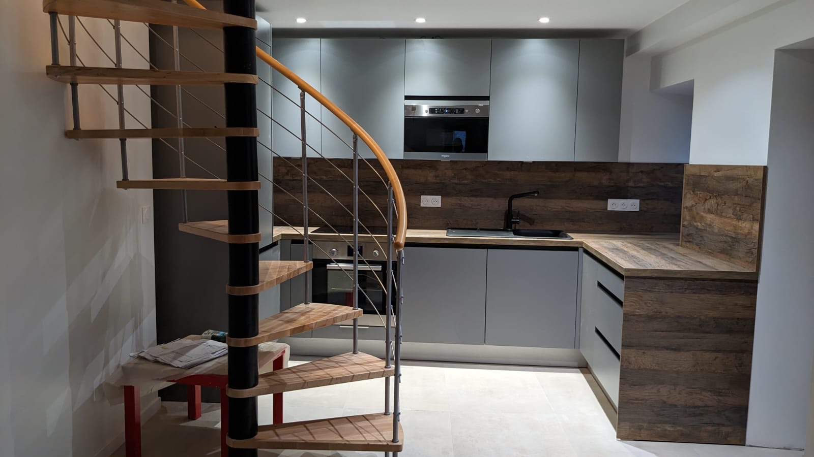 appartement-cuisine-moderne-micro-ondes-integrables-evier-noire-mitigeur-douchette

