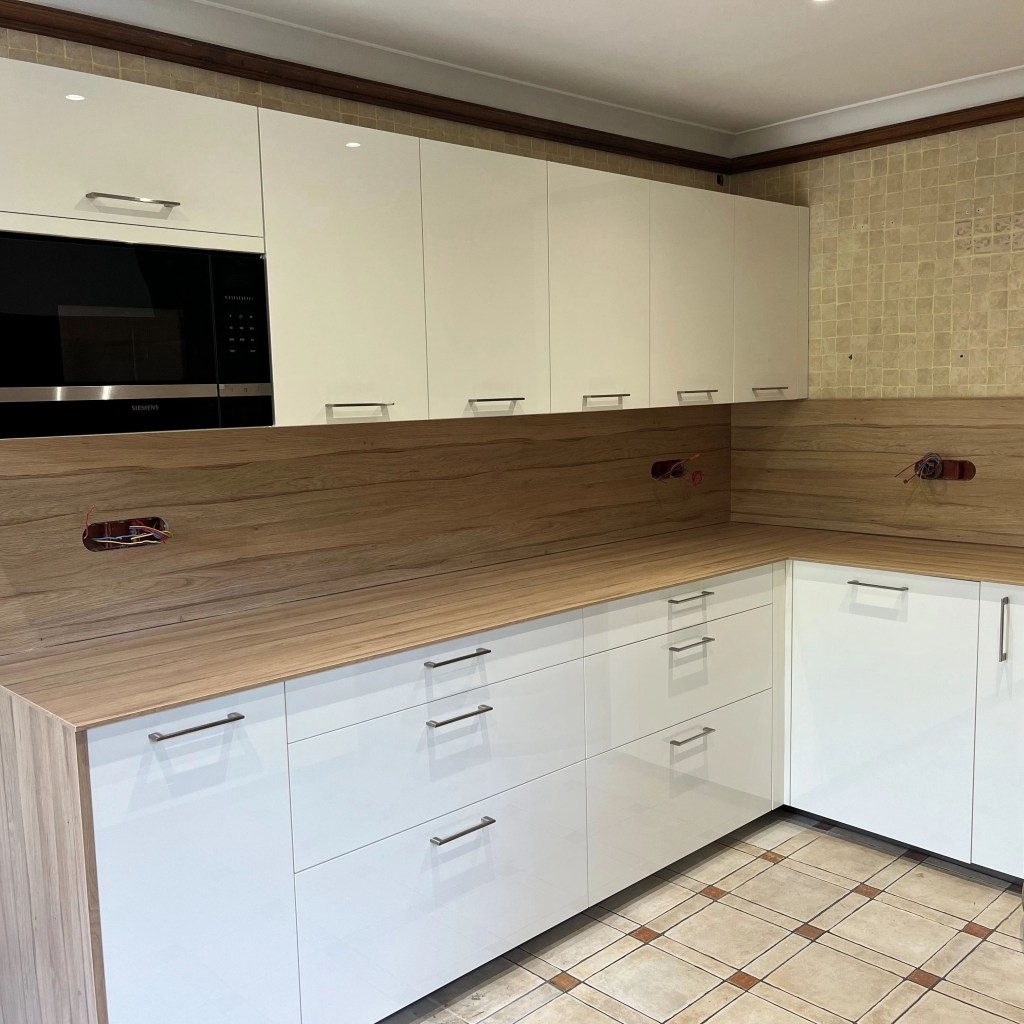 compact-laque-blanc-mat-inox-st-vallier-de-thiey