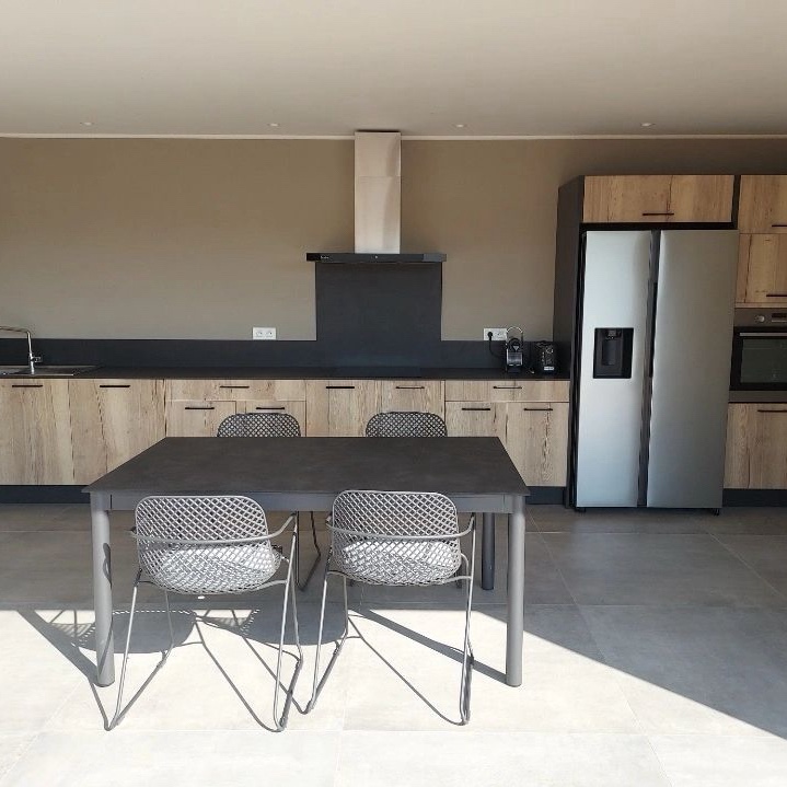 refrigerateur-americain-frigo-bois-clair-exterieur-table-chaise-mouans-sartoux