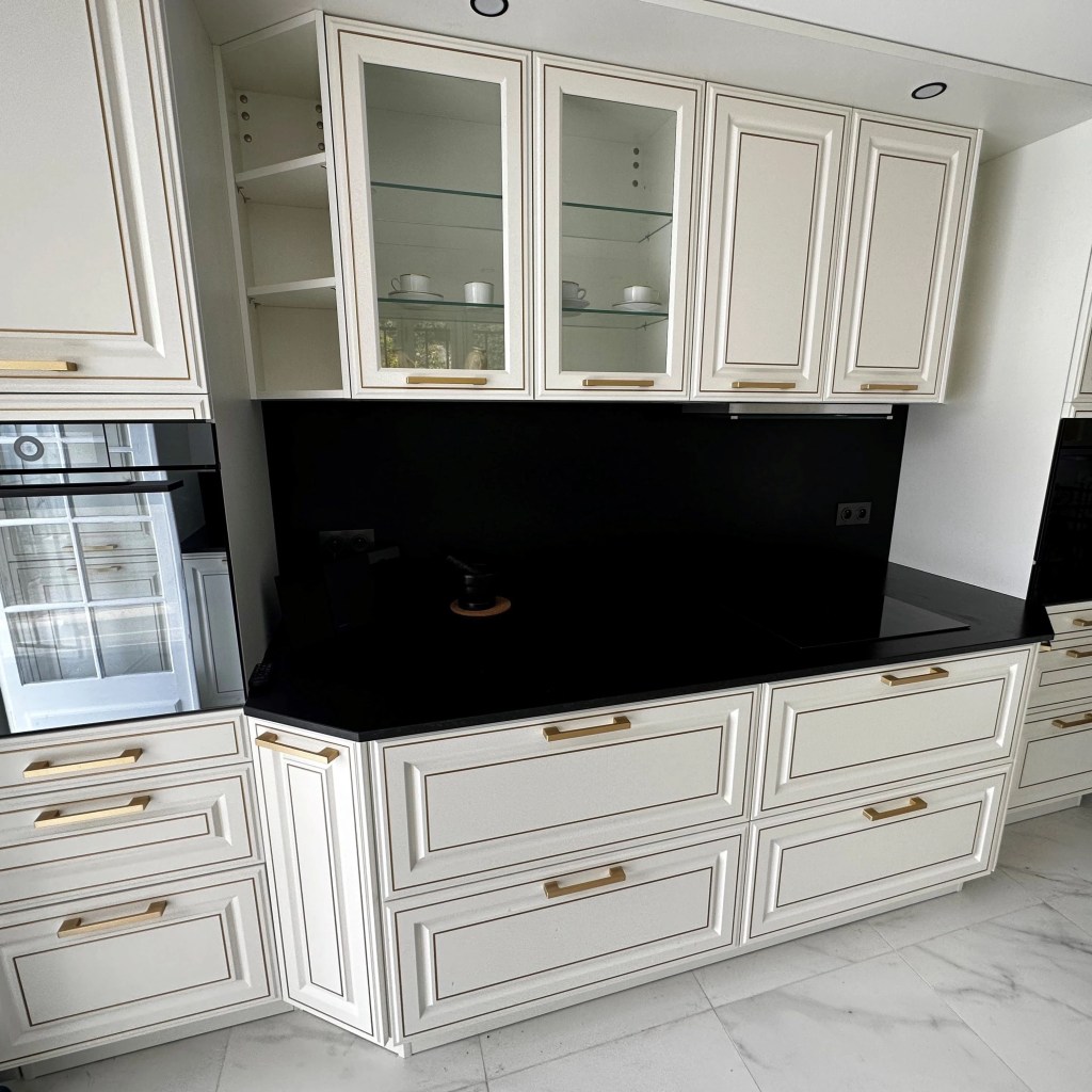 granit-cabris-plan-travail-poignees-dorees-dorures-induction-vzug