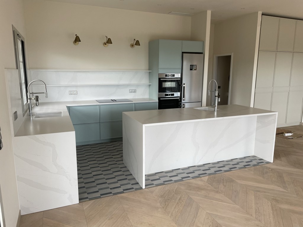 calacatta-silestone-granit-inox-table-aspirante-ilot-vence